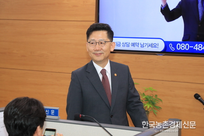 김현수 장관은 취임식에 앞서 청사내 기자실을 찾았다. kenews.co.kr