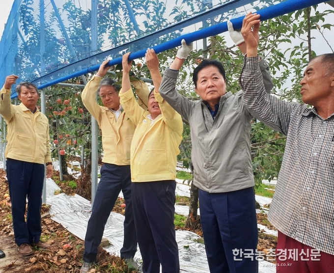 태풍 링링 북상이 심상치 않다는 기상당국의 분석이 잇따라 나오는 가운데 경남 거창 현지를 방문한 김병원 회장은 “과거 추수를 목전에 앞두고 발생한 가을 태풍은 특히 피해가 컸다” 면서 “조직의 모든 역량을 동원하여 농업인들의 피해를 최소화 하겠다”고 말했다. 나남길 kenews.co.kr