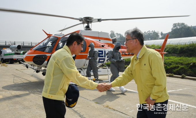 산림청(청장 김재현)은 전국이 제18호 태풍 ‘미탁’의 영향권에 들어감에 따라 10월 2일 오전 9시를 기준으로 전국의 산사태 위기경보를 ‘관심’에서 ‘주의’로 상향 발령했다. 이에 앞서 김재현 산림청장이 ASF방역 차단 현장을 둘러보며 격려를 하고 있다.kenews.co.kr