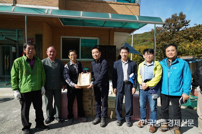 김재기 농협중앙회 홍보상무는 “사담마을과 2016년 자매결연을 체결 한 후 농번기 일손돕기 및 마을정화 활동 등을 실시하고 있으며 앞으로도 일손 부족에 시달리는 농촌에 활력을 불어넣어 농업인들의 기쁨과 농가소득 5천만원 달성이 함께 이뤄질 수 있도록 농협의 역할에 지속적으로 노력하겠다”고 말했다. 나남길 kenews.co.kr