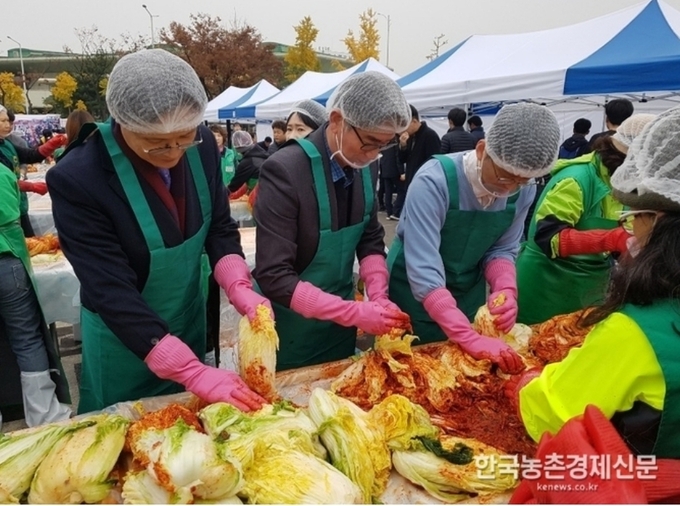 서울시농수산식품공사(사장 김경호)는 11월 13일(수) 10시부터 오후 3시까지 강서도매시장에서 ‘2019년 김장 나눔행사’를 개최하였다. 이번 나눔 행사는 강서구 관내 거주하는 저소득 소외이웃의 따뜻한 겨울나기를 지원하기 위해 공사와 강서도매시장의 유통인단체, 강서구청 그리고 강서구새마을부녀회가 뜻을 모아 김장 나눔 행사를 진행하였다. kenews.co.kr