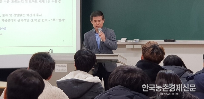 박승인 ATC정다운 대표이사는 지난 11월 26일 경북 경산시 소재 대구대학교 공과대학 식품공학과 재학생을 대상으로 '농업에 미래가 있다! 세계농업을 보라!'를 주제로 특강을 펼쳐 눈길을 끌었다. kenews.co.kr