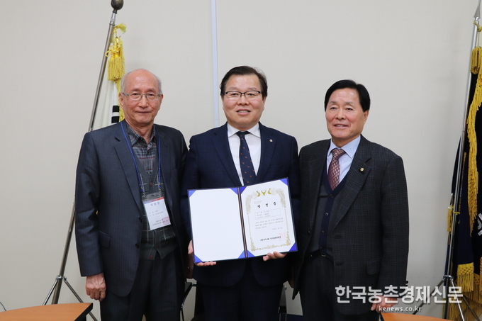 수의사회 김옥경 회장은 “처음 시행된 직선제가 단합된 힘으로 수의사회가 재도약하는 계기가 될 수 있도록, 회원 모두가 새롭게 출범하는 집행부에 전폭적으로 힘을 실어줄 것”을 당부했다. kenews.co.kr