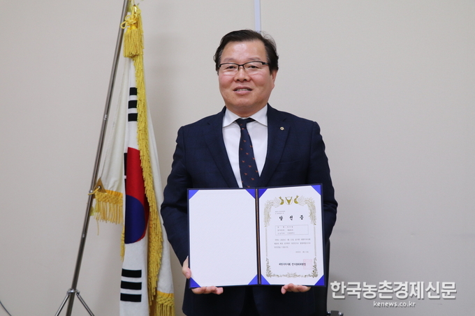 1월 15일 실시된 제26대 대한수의사회 회장 선거에서 허주형 후보가 차기 회장으로 당선됐다.<br>
이번 회장 선거는 대한수의사회(회장 김옥경) 70여년의 역사에서 직선제로는 처음 시행되어 수의사 회원들을 비롯한 수의계의 많은 관심을 받아 왔으며, 김중배, 양은범, 이성식, 상래홍, 허주형(이상 기호순) 총 5명의 후보가 출마하여 열띤 경쟁을 벌였다. 허주형 당선인이 당선증을 들어 보이고 있다.나남길 kenews.co.kr