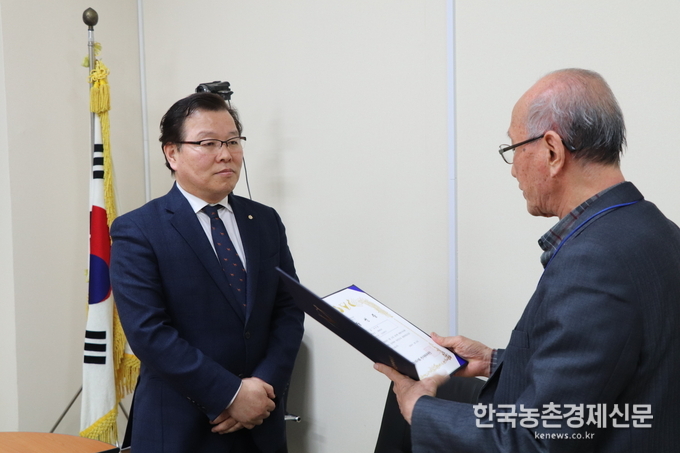 제26대 대한수의사회 선거관리위원회(위원장 이흥식)는 15일 밤늦게 개표를 마치고, 기호 5번 허주형 후보가 총 유효투표수 5,731표(무효표 28표 제외) 중 40.4%인 2,316표를 얻어 회장에 당선됐다고 발표했다. kenews.co.kr
<div aria-label=" 이미지 위젯" contenteditable="false" role="region" style="clear: both;" tabindex="-1"> </div>