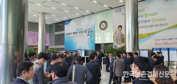 중앙회장 1차투표가 진행중인 가운데 중앙회 로비에 관계자들이 숨을 죽이며 결과를 기다리고 있는 모습이다. 나남길 kenees.co.kr