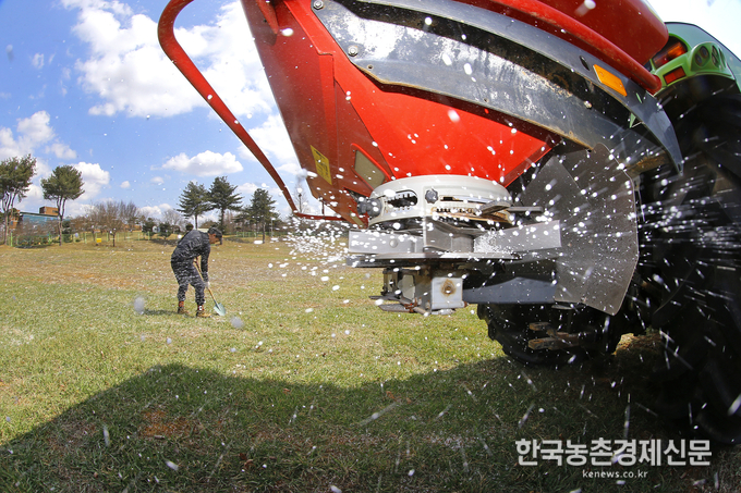 4일 경남 함양군 농촌진흥청 국립축산과학원 가축유전자원센터에서 직원들이 센터 이전 후 첫 입춘을 맞아 초지에 비료를 주고 있다. <사진=농촌진흥청 kenews.co.kr> 