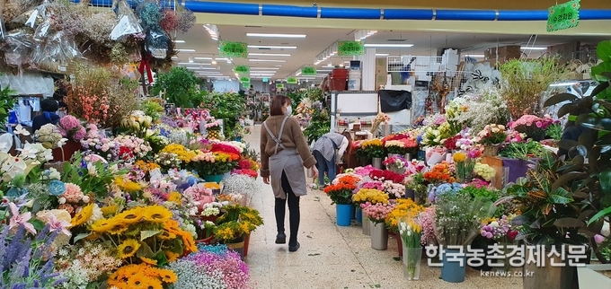 사진은 양재동 화훼공판장 절화류 판매장 모습이다. 코로나19여파로 매장들이 한산하다. kenews.co.kr