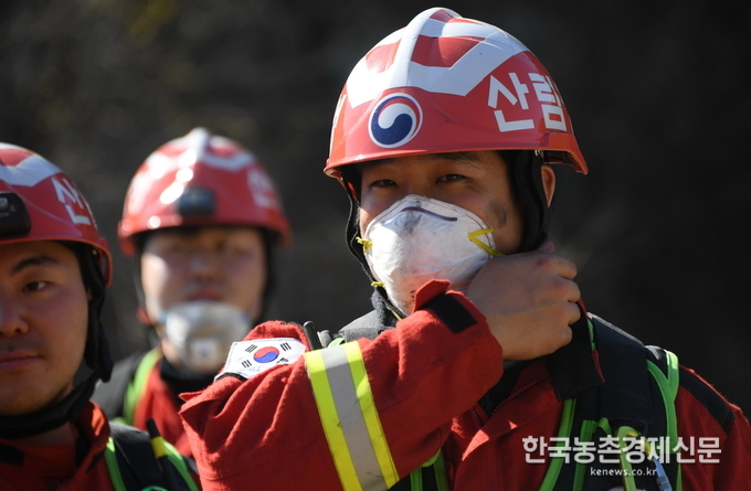 울산 울주군 웅촌면과 청량읍 일대에 발생한 산불을 진화한 산림청 산림항공본부 공중진화대원들의 지친 모습<사진=산림청 제공> kenews.co.kr