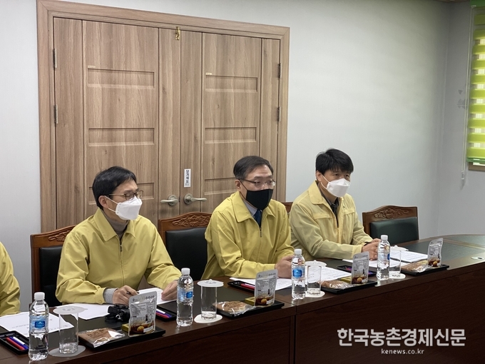 최병암 산림청 차장은 7일 코로나19로 인한 임산물 수출업체 애로사항 청취 등을 위해 수출업체를 방문했다. 이 자리에서 최병암 차장은 “민관이 합심하면 위기상황을 극복할 수 있다” 라면서 “코로나19로 어려움을 겪고 있는 임산물 수출업계 지원 방안을 더욱 고민하겠다”라고 말했다. kenews.co.kr