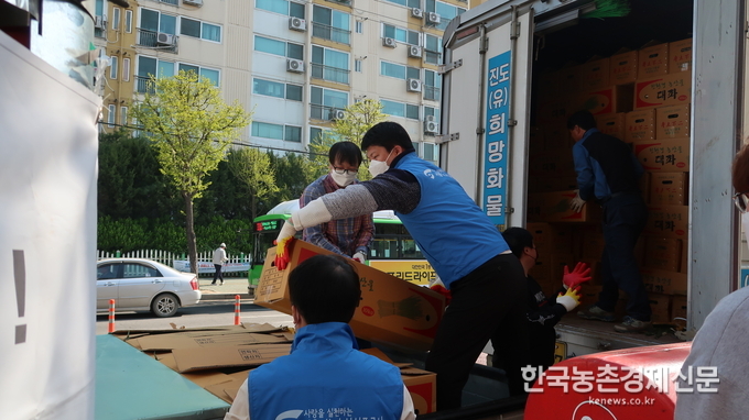 서울시농수산식품공사(사장 김경호)는 최근 가격 하락으로 어려움을 겪고 있는 ‘대파’ 생산농가의 고통을 분담하고, 소비 촉진을 통한 수급 안정을 위해 (사)희망나눔마켓과 함께 대파를 구매하여 서울시내 어려운 이웃에게 기부했다. 나아름 kenews.co.kr