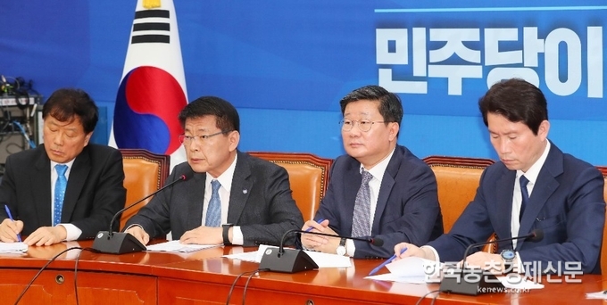 서삼석 의원은 “냉해피해에 대한 충분한 보상을 해주어야 하고 보상금액 평가방식도 작물별로 특성을 반영하여 제대로 산정해야 한다”면서 “방상팬과 미세 살수기 설치 등 예방대책에 대한 국비지원률도 대폭 늘려야한다”고 제안했다. kenews.co.kr
