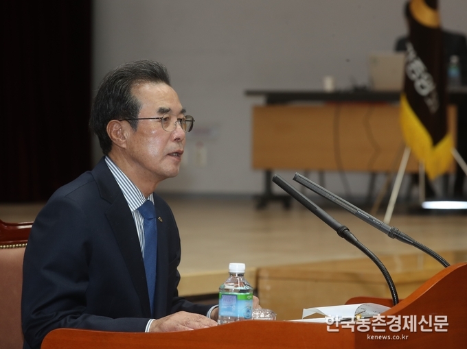 농협중앙회(회장 이성희)는 코로나19로 인한 위기를 극복하고 농업․농촌․농업인 지원대책을 논의하기 위해 23일 서울시 중구 농협중앙회 본관에서 이성희 농협중앙회장을 비롯한 계열사 CEO와 전국 지역본부장이 참석한 가운데 ‘범농협 계열사 CEO 비상경영대책회의’를 개최했다. 나아름 kenews.co.kr