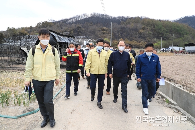 농림축산식품부 이재욱 차관은 4월 27일(월) 경북 안동시 산불피해 현장을 찾아 피해상황을 점검하고 관계자들을 격려하였다. 나남길 kenews.co.kr