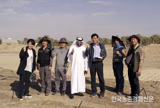 이번 UAE 사막지역에서의 벼 시험재배는 UAE 기후변화환경부, 주한 UAE대사관, 주 UAE대한민국대사관, 농식품부, 과기부, 외교부 등 양국 관련기관들의 적극적인 지원과 협조로 가능했다. 사진은 현지 전문가와 국내 전문가들 모습. kenews.co.kr