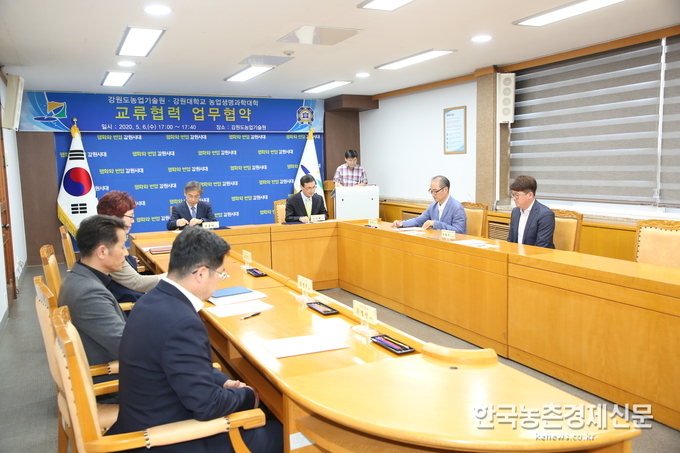 최종태 강원도농업기술원장은 “오늘 협약으로 강원농업의 발전을 위한 상호 우호적인 협력 체계를 구축하여, 국제 경쟁력을 갖춘 농업 전문 인력을 양성할 뿐만 아니라, 기술 및 정보의 교환을 통하여 유기적이고 실질적인 협력 관계를 공고히 하는 계기가 되길 기대한다.”고 하였다. 나아름 kenews.co.kr