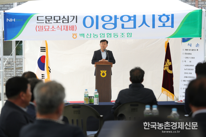 6일 드문모심기 현장 시연 행사가 열린 전북 김제시 백산농협 포장에서 김경규 청장이 축사를 하고 있다. <사진=농촌진흥청 kenews.co.kr>