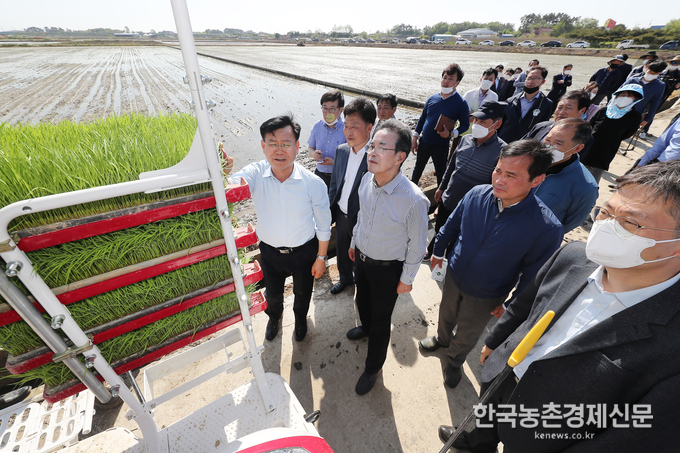 6일 드문모심기 현장 시연 행사가 열린 전북 김제시 백산농협 포장에서 김경규 청장이 드문모심기 기술에 대해 이성희 농협중앙회장과 의견을 나누고 있는 현장모습이다. <사진=농촌진흥청 kenews.co.kr>