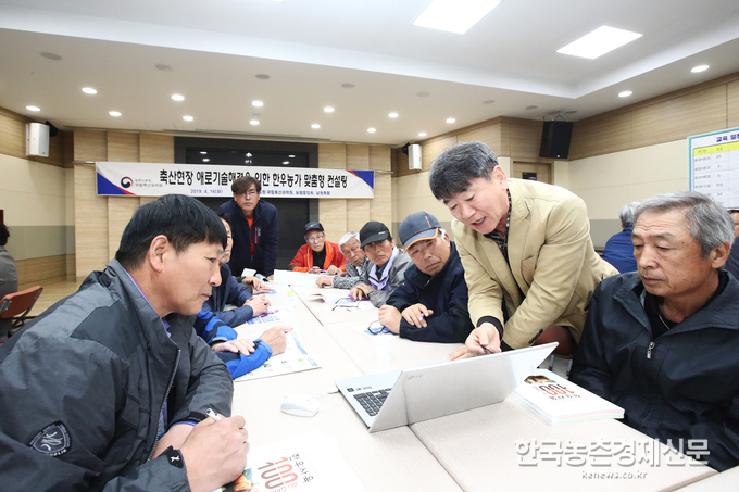 농촌진흥청(청장 김경규)은 축산농가의 어려움을 해결하고 새로운 기술을 보급하기 위한 ‘축산현장 맞춤형 종합상담’을 12일 전남 고흥 한우농가에서 올해 처음으로 실시한다. 박시경 kenews.co.kr