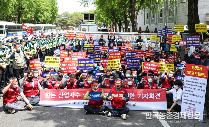 기자회견에는 하태식 대한한돈협회장과 회장단, 임원 및 한돈농가들이 참석한 가운데 ASF 피해농가 재입식 요구, 최근 입법예고된 ‘가축전염병예방법 시행령·시행규칙’ 개정안과 접경지역 축산차량 출입 통제 강화대책에 대한 재검토 등을 촉구하며 농가 요구사항이 관철될 때까지 대정부 장외투쟁에 돌입할 것을 선언했다. 나남길 kenews.co.kr