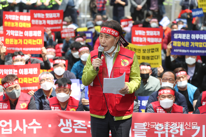 이날 기자회견에서 하태식 한돈협회장은 "투명하고, 공정한 방역으로 전 세계적으로 호평가를 받는 정부의 코로나19 방역과는 달리 왜 대한민국의 ASF 방역은 농가의 희생만 강요하고 있다"고 지적하고, "한돈농가 생존권 사수를 위한 농가의 요구가 관철될 때까지 투쟁할 것”이라고 밝혔다. 나남길 kenews.co.kr