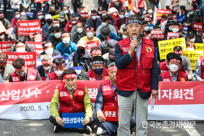 협회는 당초 5월 11일(월)에 전국 한돈농가 총궐기대회를 추진코자 하였으나 코로나 19로 인하여 감염병예방 및 관리에 관한 법률에 따라 청와대 앞 집회가 불허됨에 따라 총궐기대회는 잠정연기하고, 기자회견과 1인 시위 및 천막농성으로 변경해 ASF 방역정책의 실태와 근본적인 문제점을 국민들에게 알리는 한편 국회와도 연계, 정부에 대한 전방위 압박을 전개해 나가기로 했다. 나남길 kenews.co.kr