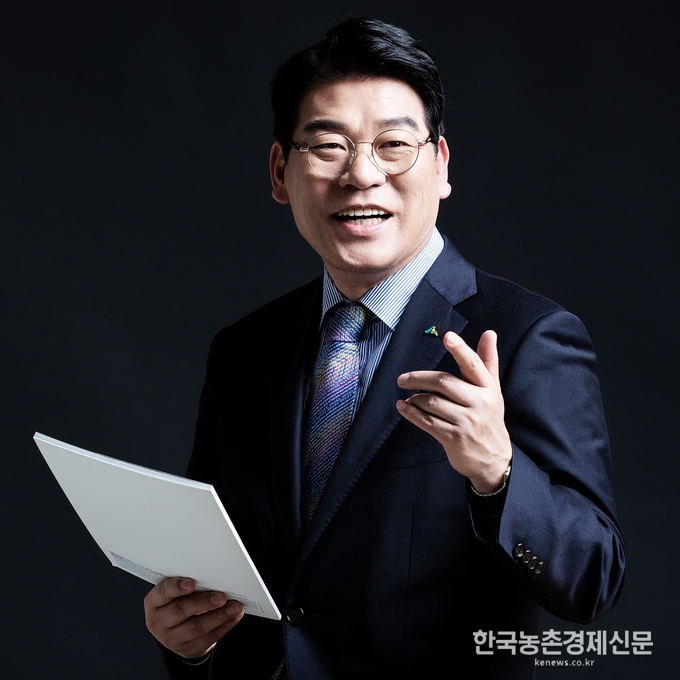 이날 기념식에서 최창호 산림조합중앙회장은 “58번째 맞는 창립기념일의 기쁨을 마음껏 누려야 마땅하나, 코로나19 장기화에 따른 경기침체로 사회적·경제적으로 취약한 우리 임업인들이 겪고 있을 어려움을 생각하니 안타깝고 무거운 마음을 금할 길이 없다”고 한 뒤, “산림조합 임직원 모두는 창립 58주년을 맞아 재창립 한다는 자세로 산림조합의 본연의 정체성인 산주·임업인·조합원을 위한 협동조합으로서 책임과 역할을 다해 나가고 코로나19 여파로 인한 임업인의 조속한 경영안정에 혼신의 노력을 기울이겠다”고 밝혔다. 나남길 kenews.co.kr