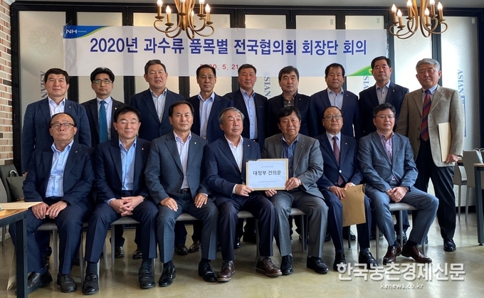 (사)한국배연합회 박성규 회장은 “현행 농작물재해보험은 예상하지 못한 피해에 대한 현실적인 대안이 부족하고 농가가 부담하는 보험료에 비해 사고발생 시 수령하는 혜택이 기대에 못 미치는 부분이 있다”면서, “이러한 부분이 하루빨리 개선되어 과수농가의 생계보장 및 지속적인 영농활동을 지지해줄 수 있는 든든한 버팀목이 되길 바란다”고 말했다. 나남길 kenews.co.kr