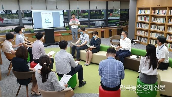 앞으로도 농협은 뉴 노멀 시대에 새로운 비전과 함께 조직 문화를 혁신하여 농업인이 희망을 꿈꿀 수 있는 지속가능한 농업·농촌의 미래상인 ‘농토피아(農Topia)’를 구현할 수 있도록 다양한 변화를 시도할 예정이다. 박시경 kenews.co.kr