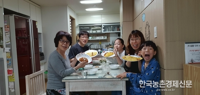 농촌진흥청 양창범 국립축산과학원장은 “어린이들이 다양한 영양성분이 함유된 축산물을 섭취하고, 몸의 면역력을 높여 건강하게 코로나19를 극복하기를 바란다.”라며, “앞으로 축산물을 적극 활용할 수 있는 가족 단위 행사를 확대하겠다.”라고 밝혔다. 박시경 kenews.co.kr