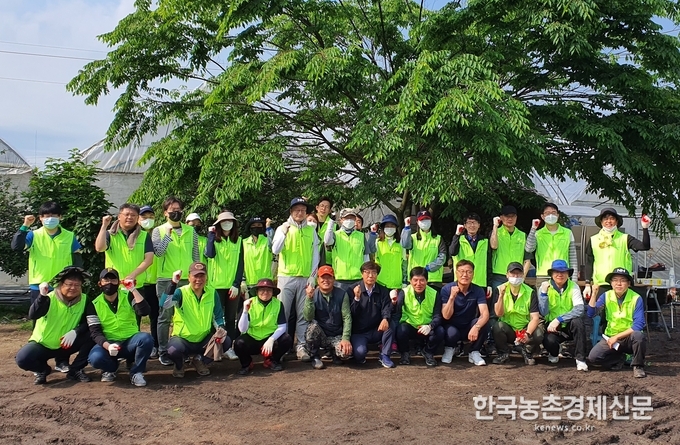 우성태 경제기획본부장은 “코로나19와 영농철 인력부족으로 고충을 겪고 있는 농업현장에 조금이나마 도움을 드리기 위해 일손돕기를 추진했다”며, “앞으로도 우리 농업인들에게 힘을 보태고 언제나 ‘함께하는 농협’이 될 수 있도록 최선을 다하겠다”고 말했다. 나아름 kenews.co.kr