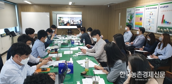 한국작물보호협회 KCPA(회장 윤재동)는 코로나-19 바이러스 감염확산 방지를 위한 사회적거리 두기 일환으로 비대면 온라인회의를 위한 ‘화상회의시스템(KT collabo-web)’ 전용실을 구축, 실시 중에 있다. kenews.co.kr