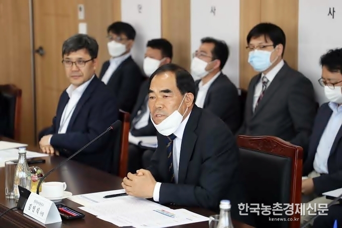 이날 발족식에 참석한 한국농어촌공사 김인식 사장은 “앞으로의 물관리는 효율적 배분과 체계적 관리라는 수요중심 관리로 가야하는 만큼, 공사도 물 관리와 현안사항에 대해 각 기관의 공유와 협업을 통해 통합물관리 정책에 성과를 창출할 수 있도록 노력하겠다”고 말했다. 나아름 kenews.co.kr