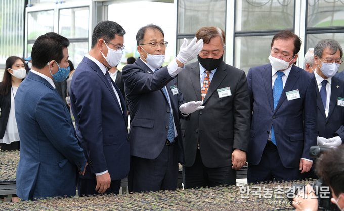 산림청 조병철 남북산림협력단장은 “산림협력은 남북정상회담 이후 유일한 물자 협력의 실질적 성과를 내는 분야”라면서, “남북산림협력센터를 거점 삼아 보다 수준 높은 산림협력을 차질 없이 지원함으로서, 남북관계 발전의 마중물 역할을 수행하도록 노력하겠다.”라고 밝혔다. 나남길 kenews.co.kr