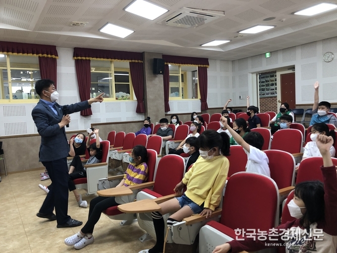 농촌진흥청 국립식량과학원 기술지원과 정준용 과장은 “‘미래농업인 육성 교실’이 지역사회 교육과 상생협력을 위한 측면에서 좋은 역할을 할 것으로 기대한다.”라고 전했다. 나아름 kenews.co.kr<br>
