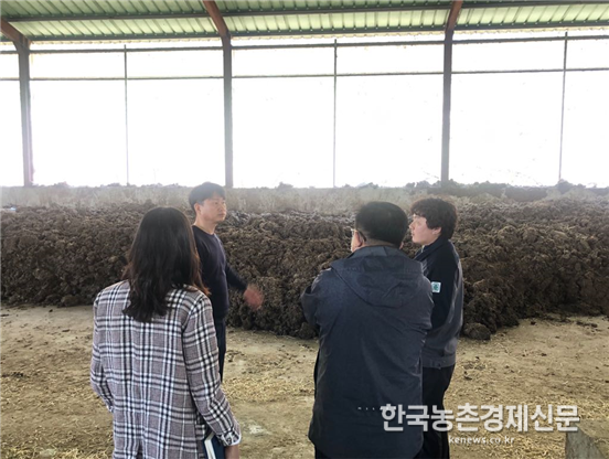 재단 오권영 시험분석본부장은 "‘퇴비 부숙도 검사 의무화’ 시행이 안착할 수 있도록 퇴비 부숙도 검사 뿐만 아니라 담당자 교육 및 농가 퇴비 품질관리 컨설팅에 적극 참여해 나가겠다."고 말했다. 박시경 kenews.co.kr<br>
