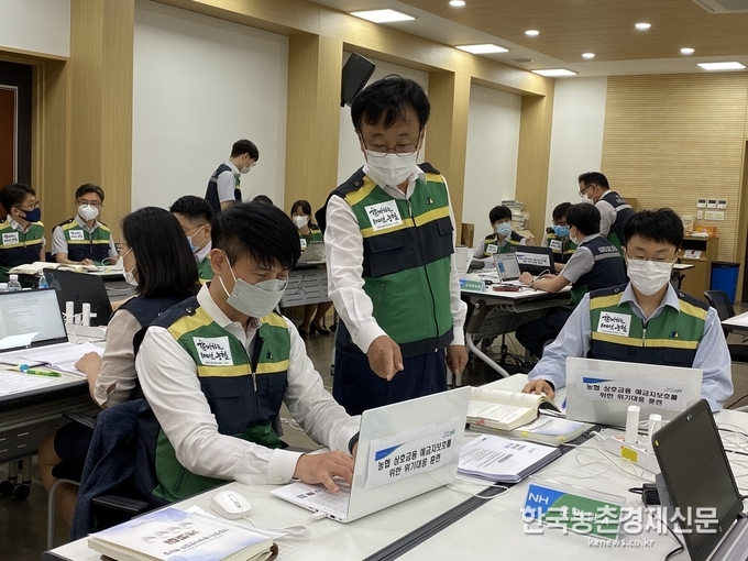 이성희 회장은 “이번 훈련을 계기로 위기대응계획과 전산시스템을 점검하여 농협 상호금융예금자보호기금 직원들의 위기대응능력이 향상될 것으로 기대되며, 향후에도 위기관리체계를 고도화하여 금융시장 위기 및 각종 위험요소에 대비함으로써 기금의 안정성을 제고하는 등 농협 조합원과 예금자 보호에 만전을 기하겠다”고 밝혔다. 나하은 kenews.co.kr
