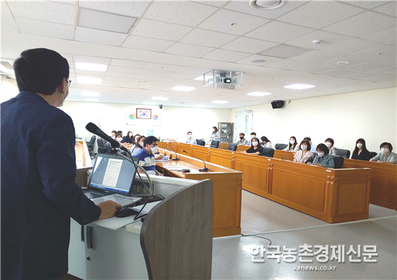 검역본부 허문 동물약품평가과장은 “이번 교육은 동물용 의약품 등 잔류성 시험분야에 대해 정부, 수의과대학 및 업체 관계자와의 정보 공유와 소통의 계기가 되었으며, 향후에도 동물용의약품 등의 안전성 강화를 위해 필요한 교육을 지속적으로 추진하겠다.”고 밝혔다. 나아름 kenews.co.kr