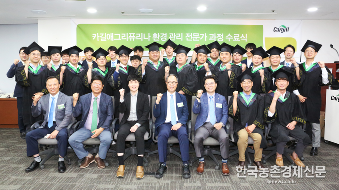 박용순 대표이사는 “환경 부문에 대한 접근이 굉장히 어려움에도 불구하고 짧은 시간 동안 수준 높은 교육 완성도를 갖춰준 것에 감사하며 여기서 멈추지 않고 공동의 힘으로 난관을 풀어 나간다면 장기적으로 분명히 고객과 회사의 강력한 경쟁력이 될 것이다”라며 수료생들에게 축하의 마음을 전했다. 나남길 kenews.co.kr