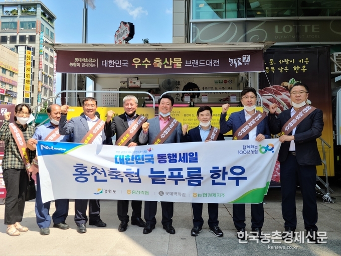 농협(이성희 회장) 경제지주는 7월 3일부터 롯데백화점 노원점과 평촌점을 시작으로 전국 롯데백화점 29개소에서 축협 우수 한우브랜드 특별전을 실시한다. 이번 판매전은 농협이 롯데백화점과의 연계를 통해 축협 축산물 판로확대를 위하여 마련한 ‘대한민국 우수 한우브랜드 특별전’의 첫걸음이다. 박시경 kenews.co.kr