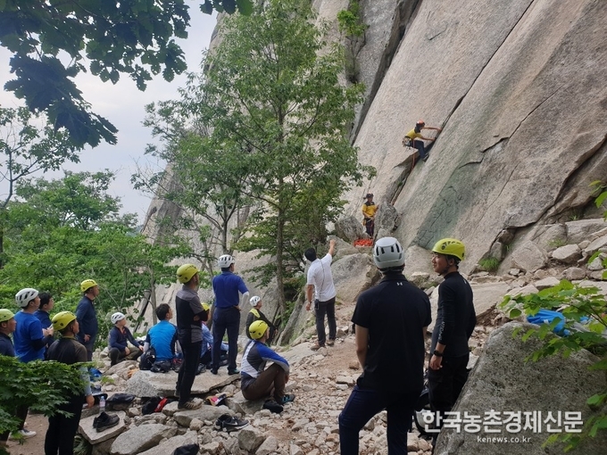 산림교육원 관계자는 “오랫동안 산림레포츠 전문가 그룹의 자문을 받아 교과목 편성과 표준교재를 만들어 수준 높은 교육이 될 것이다”라며, “많은 체육지도자가 교육에 참여하여 자격증을 취득하기를 바란다.”라고 밝혔다. 박시경 kenews.co.kr