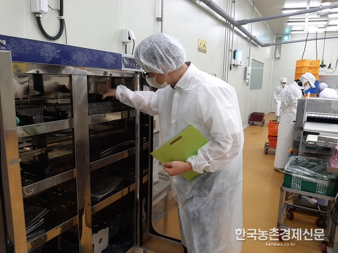 농협경제지주 점검요원이 안양축협 축산물가공장에서 작업도구보관함을 점검하고 있다. 나남길 kenews.co.kr