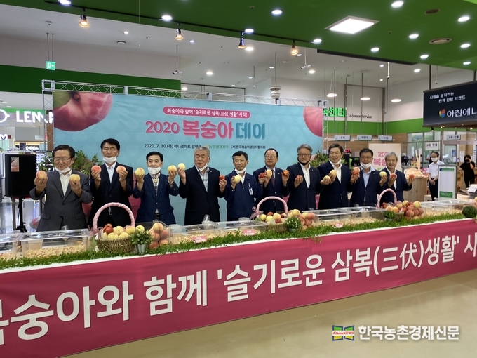 2020복숭아데이 참석자들이 복숭아를 들고 포즈를 취하고 있다. 사진은 동춘천농협 조합장 김남진, 남상주농협 조합장 우병환, 금호농협 조합장 김천덕, 동충주농협 조합장 심복규, 농협유통 대표이사 정연태, 사단법인한국복숭아생산자협의회장 감곡농협 조합장 권태하, 농협경제지주 회원경제지원본부 본부장 하명곤, 청도농협 조합장 박영훈, 추풍령농협 조합장 손석주, 충주농협 조합장 최한교. 사진= 농협유통 kenews.co.kr