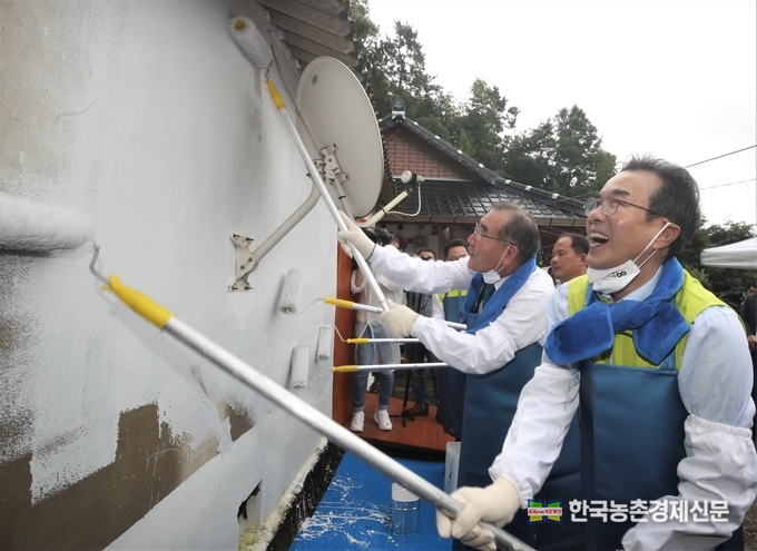 용산마을 정영섭 이장과 주민들은 “고령이고 경제적으로 어려워 집을 수리하지 못하고 불편한 생활을 하고 있는 주민을 볼 때마다 안타까웠는데, 농협에서 집고치기 봉사활동을 해주어서 주민들이 새로운 희망을 갖게 되었다”며 고마움을 표시했다. 나남길 kenews.co.kr