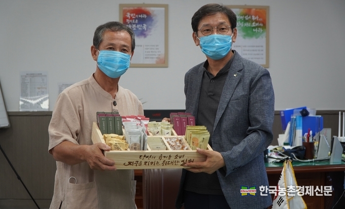 주형로 친환경농산물자조금 위원장은 “농식품 유통 전문가를 양성하는 aT농식품유통교육원이 앞장서서 친환경농산물을 알리는 것은 친환경 농업인에게 큰 힘으로 작용할 것” 이라며 “향후 다양한 기관과 계속해서 협력관계를 구축하여 친환경 농산물 영토를 넓혀 나가겠다 ”라고 전했다. 나남길 kenews.co.kr