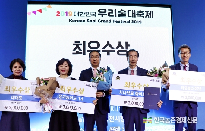 농림축산식품부와 한국농수산식품유통공사(aT, 사장 이병호)는 대한민국 대표 우리술을 뽑는 ‘2020 대한민국 우리술 품평회’에 참가할 업체를 8월 14일까지 모집한다. 박시경 kenews.co.kr