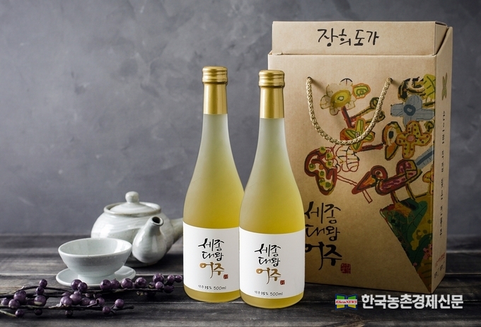aT 신현곤 식품수출이사는 “코로나19의 장기화로 집에서 즐기는 홈술과 혼자 즐기는 혼술의 인기에 전통주가 각광받고 있다”며, “이번 품평회가 우수한 우리술의 가치를 널리 알리는 계기가 되길 바란다”고 말했다. 박시경 kenews.co.kr