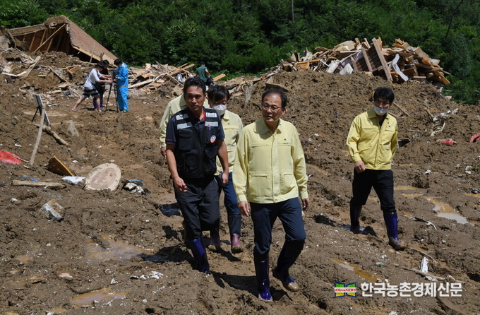 최근 집중호우로 산사태피해가 크게 발생 했다.박종호 산림청장이 산사태 피해현장을 둘러보고 있다. kenews.co.kr