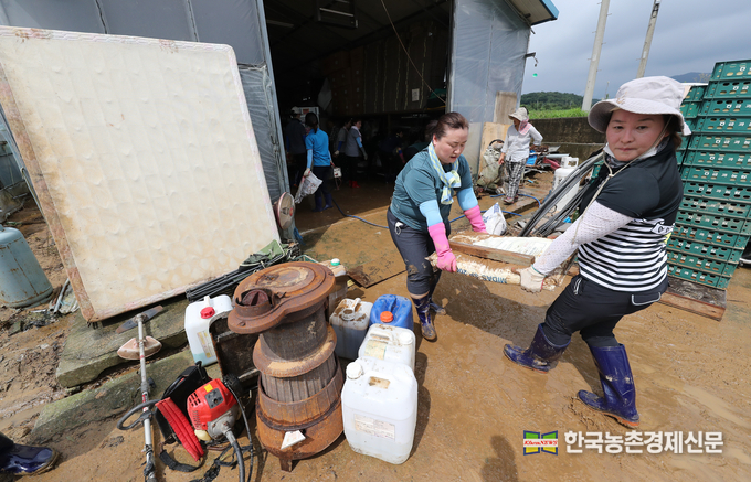 최근 집중호우로 피해가 크게 일어났다. 사진은 김경규 청장을 비롯한 임직원들이 피해복구를 돕고있다. kenews.co.kr
