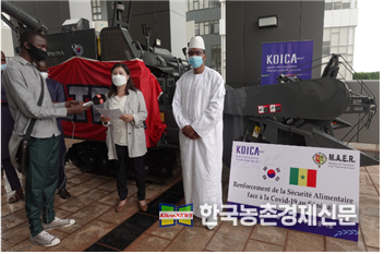 세네갈 농업·농기계부 장관은 “코로나19 영향으로 세네갈 농민들이 큰 영향을 받았는데, 기증받은 미니 콤바인 3대가 생루이 지역의 쌀 수확에 큰 도움이 될 것이다.”고 사의를 표했다.